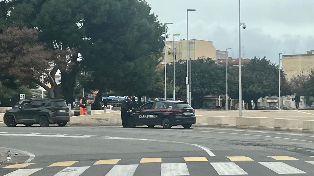 Lanciano oggetti contro le finestre e aggrediscono i carabinieri: caccia a una gang di teppisti