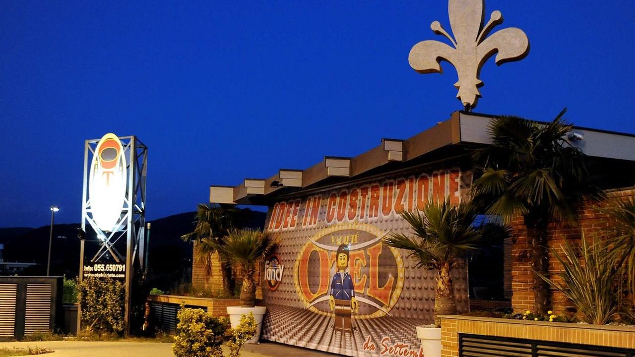 Firenze, paura all’Otel: tenta di rientrare in discoteca puntando la pistola contro tutti. I bodyguard lo bloccano ma poi fugge