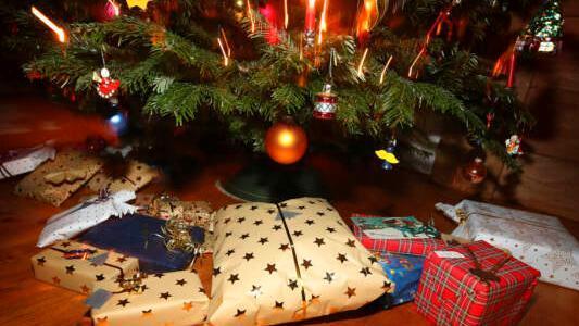 Babbo Natale derubato del carrello: i bimbi restano senza regali a La Sacca