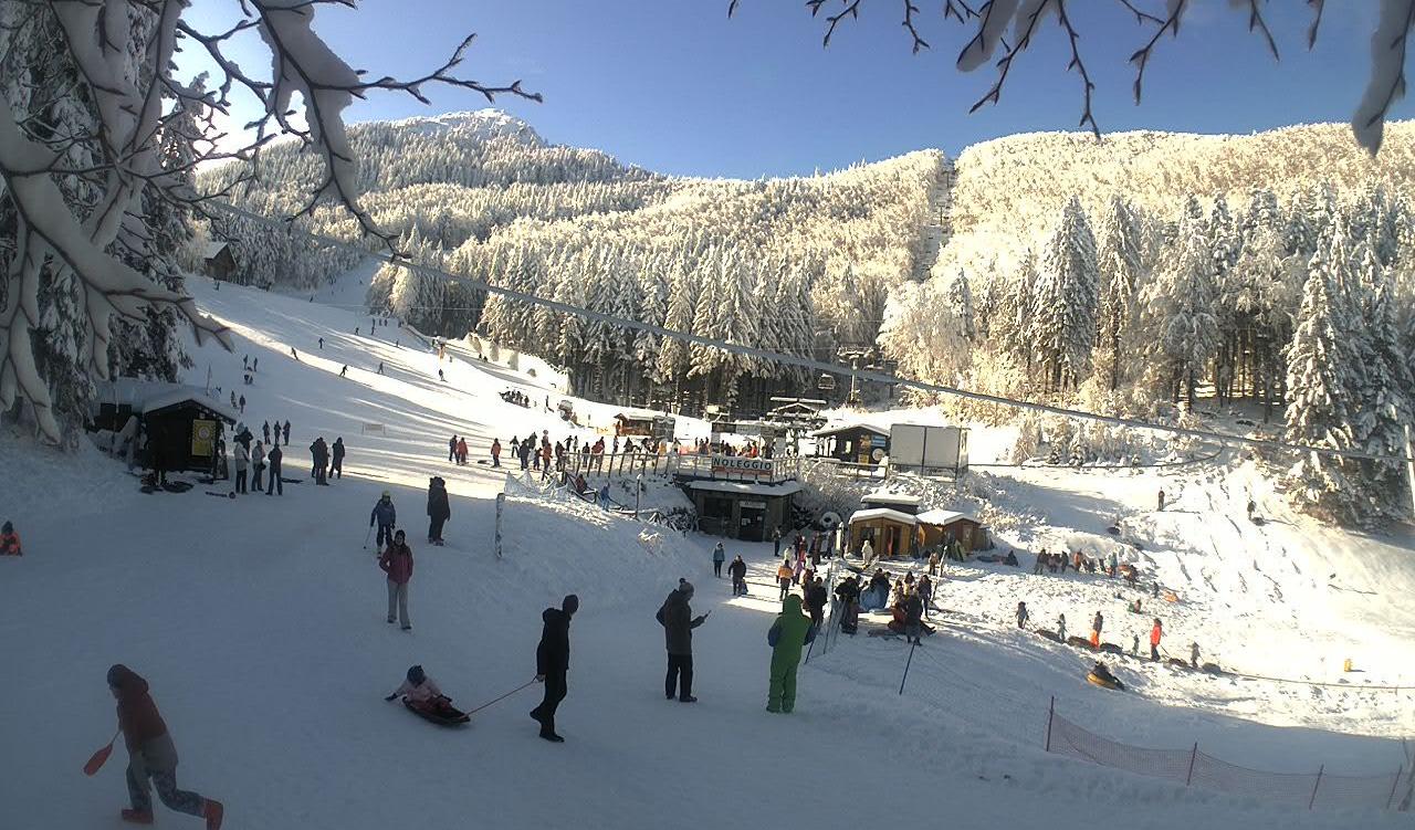 Neve fresca e sole, l’Appennino si prepara a fare il pieno: quali sono gli impianti aperti