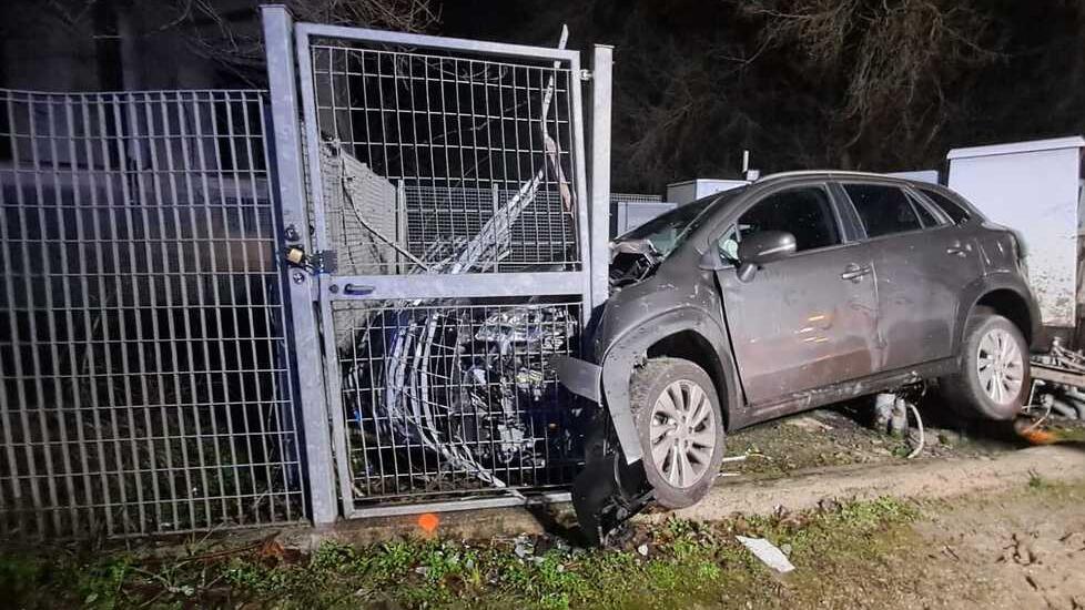 Si schianta con l’auto contro la recinzione dell’acquedotto