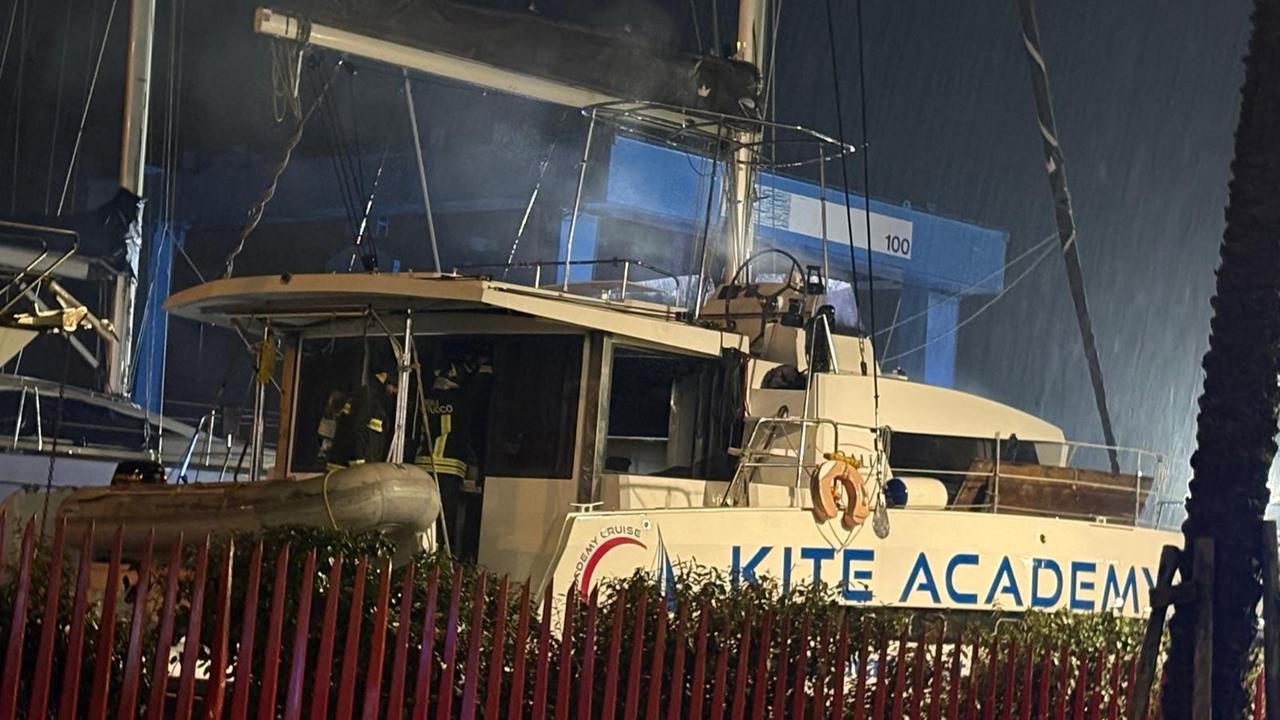 Olbia, catamarano in fiamme in un cantiere nautico