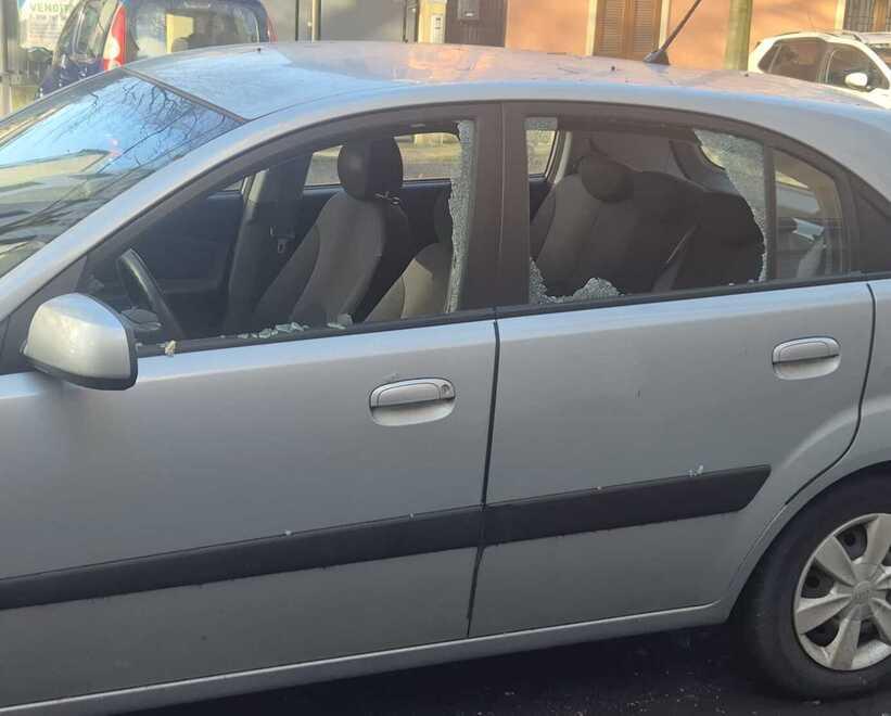 
	Un'auto con i due finestrini spaccati

