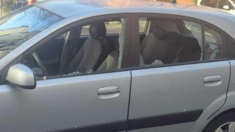 Un'auto con i due finestrini spaccati