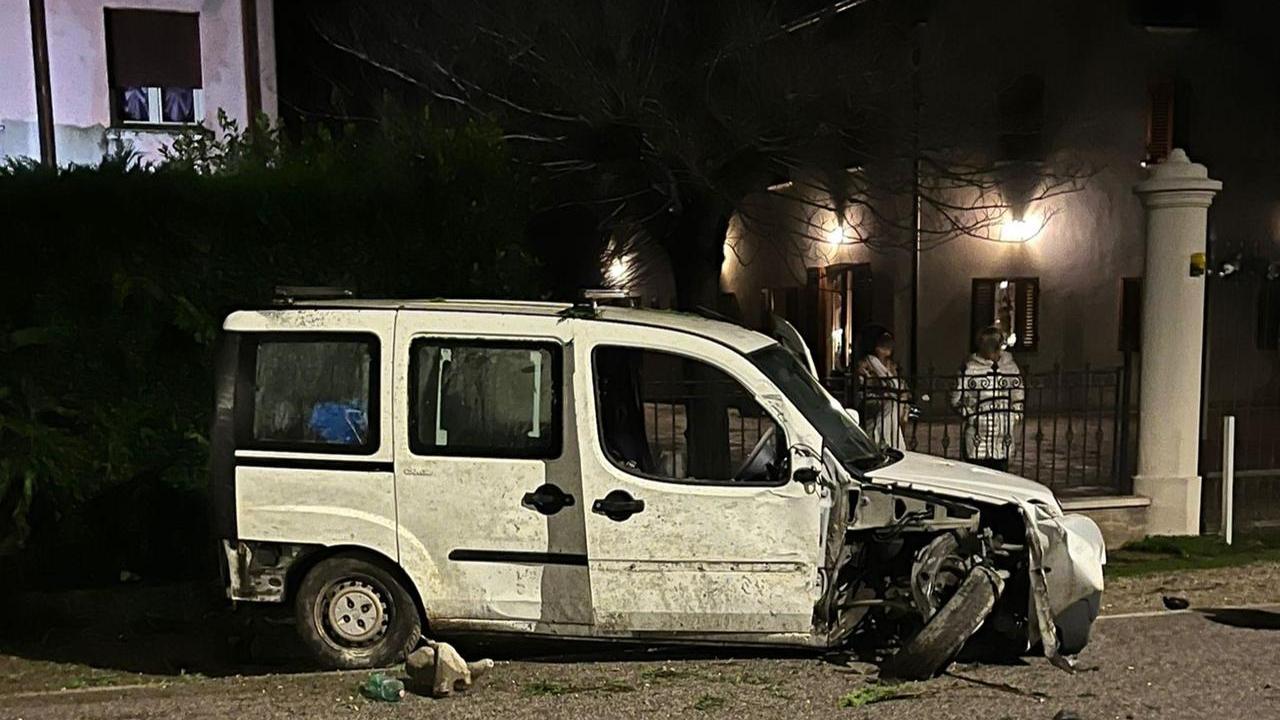 Il furgone distrutto