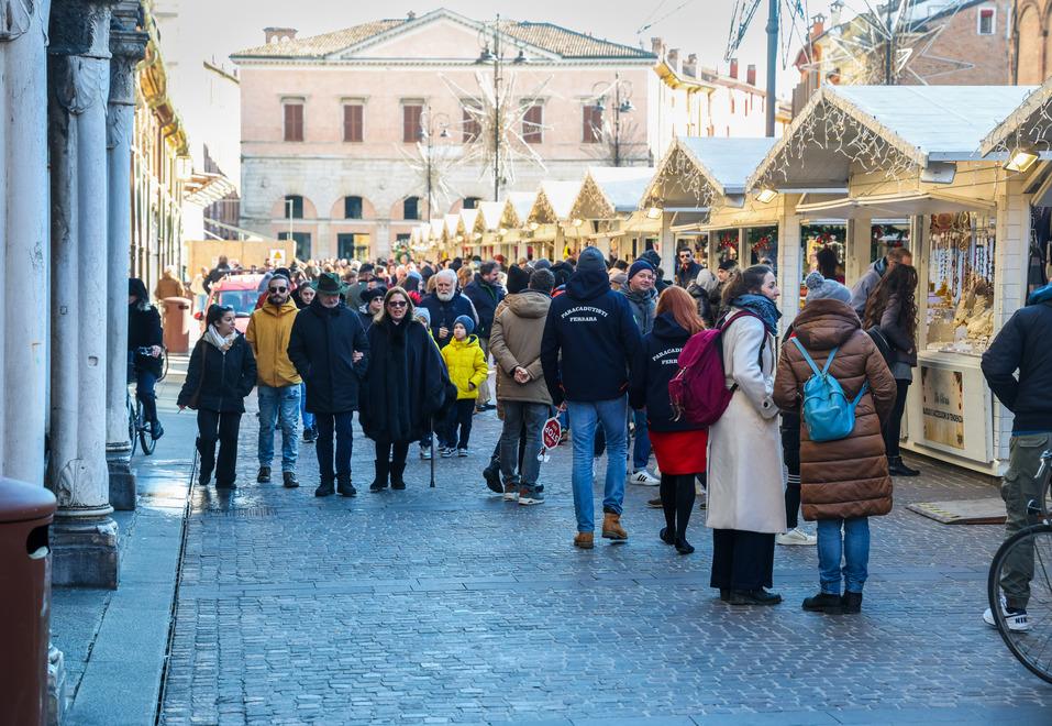 Gli affari di Natale sul Listone a Ferrara, ambulanti tra luci e ombre