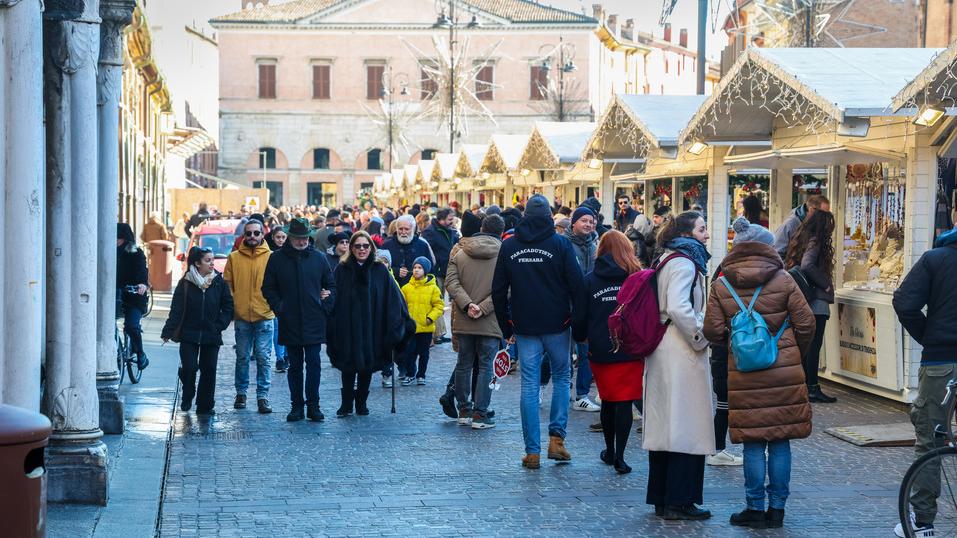 Gli affari di Natale sul Listone a Ferrara, ambulanti tra luci e ombre