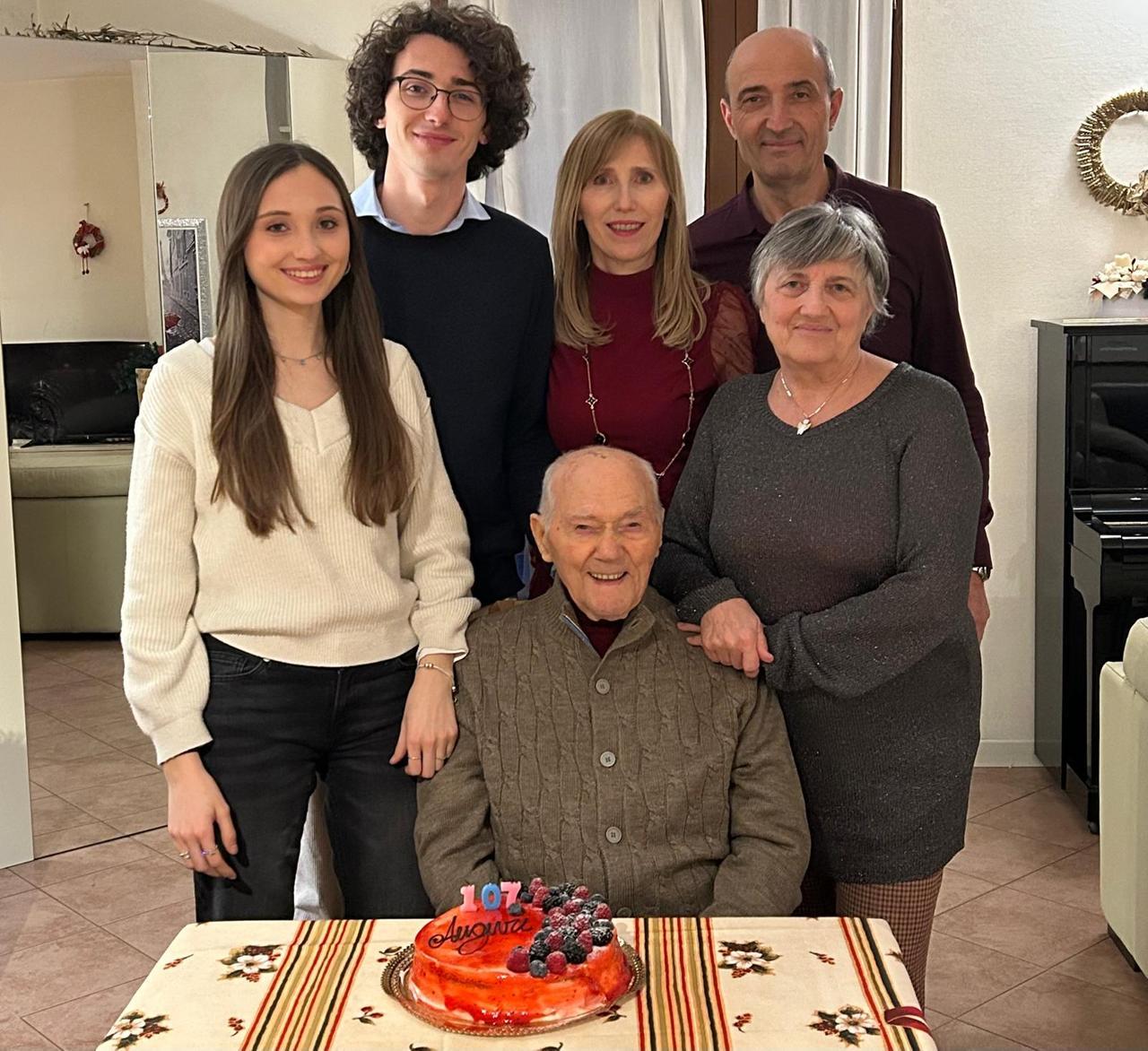 Nonno Aldo spegne 107 candeline: è il reggiano più longevo