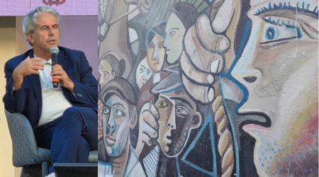 Giuseppe Corongiu e un murale di Orgosolo