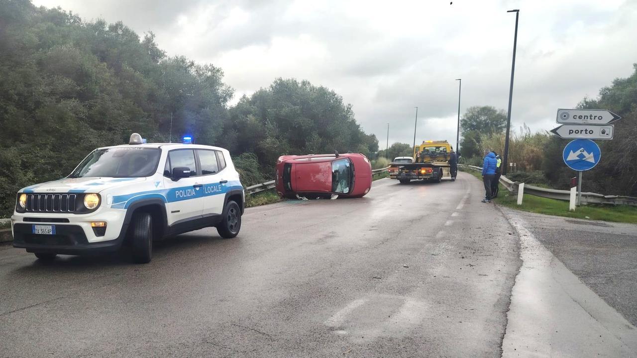 Incidente all’ingresso di Olbia: auto si ribalta sulla rampa