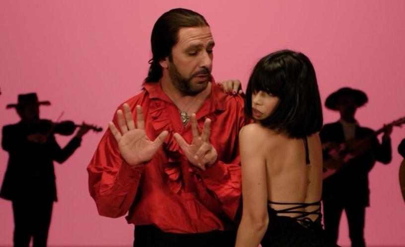 La “chica” di Checco Zalone fa esplodere i social, Martina Miliddi dal cinema al palco di Cagliari