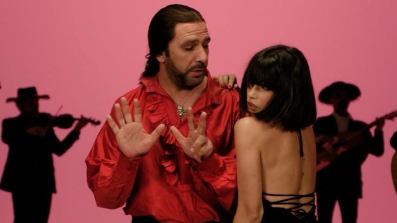 La “chica” di Checco Zalone fa esplodere i social, Martina Miliddi dal cinema al palco di Cagliari