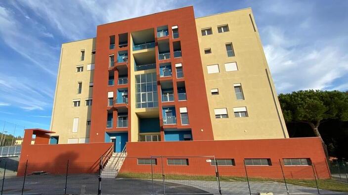 Uno dei palazzi di via Pertini a Piombino