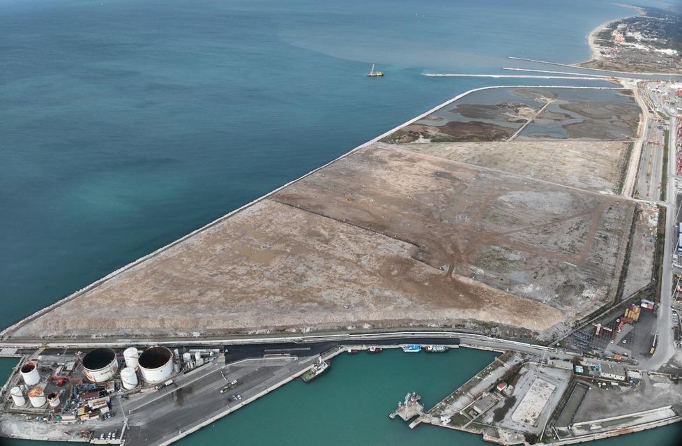 
	Una veduta aerea del cantiere della Darsena Europa che mostra l&rsquo;operazione di spostamento della precarica con l&rsquo;occupazione dell&rsquo;ultimo lotto lato mar

