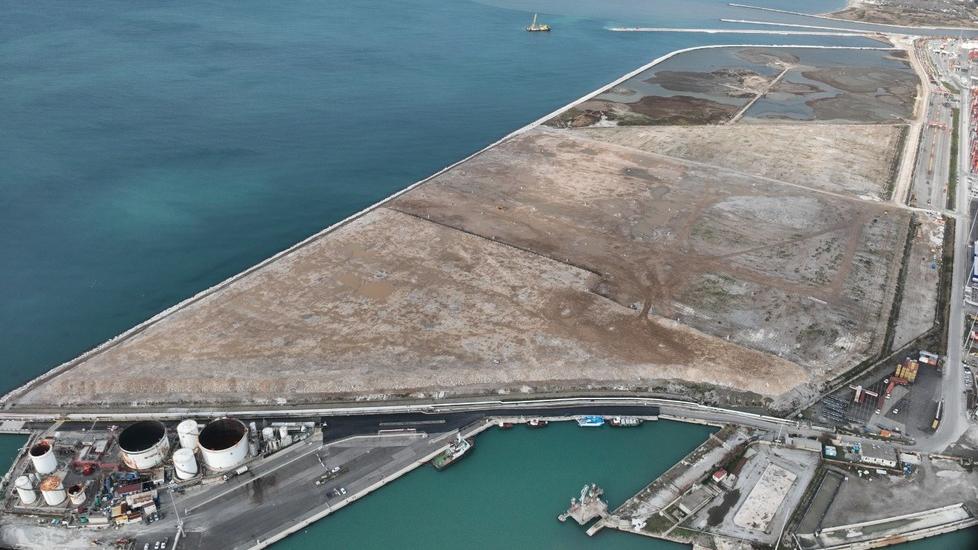 Una veduta aerea del cantiere della Darsena Europa che mostra l’operazione di spostamento della precarica con l’occupazione dell’ultimo lotto lato mar