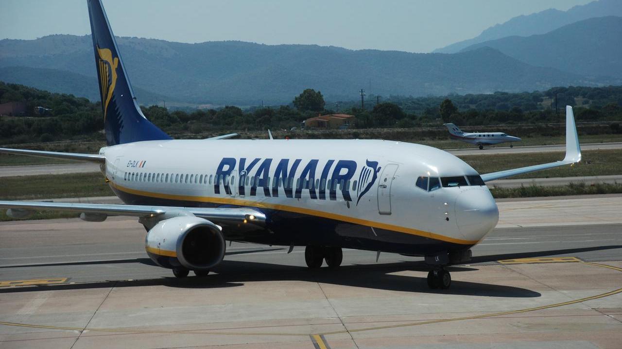 Da Parigi a Cagliari, ma l’aereo atterra ad Alghero: disavventura per i passeggeri Ryanair