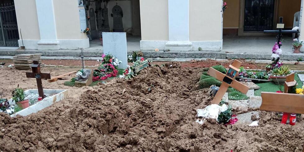 Casciana, tombe scavate e lasciate nell’incuria: le scuse del sindaco dopo le proteste – «Sono indignato»: i danni scoperti la mattina di Natale