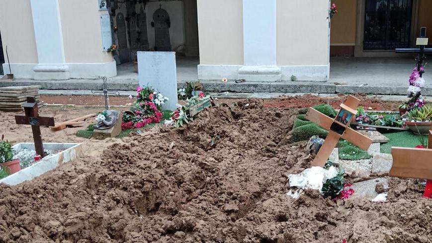 Le condizioni delle tombe nel cimitero di Casciana