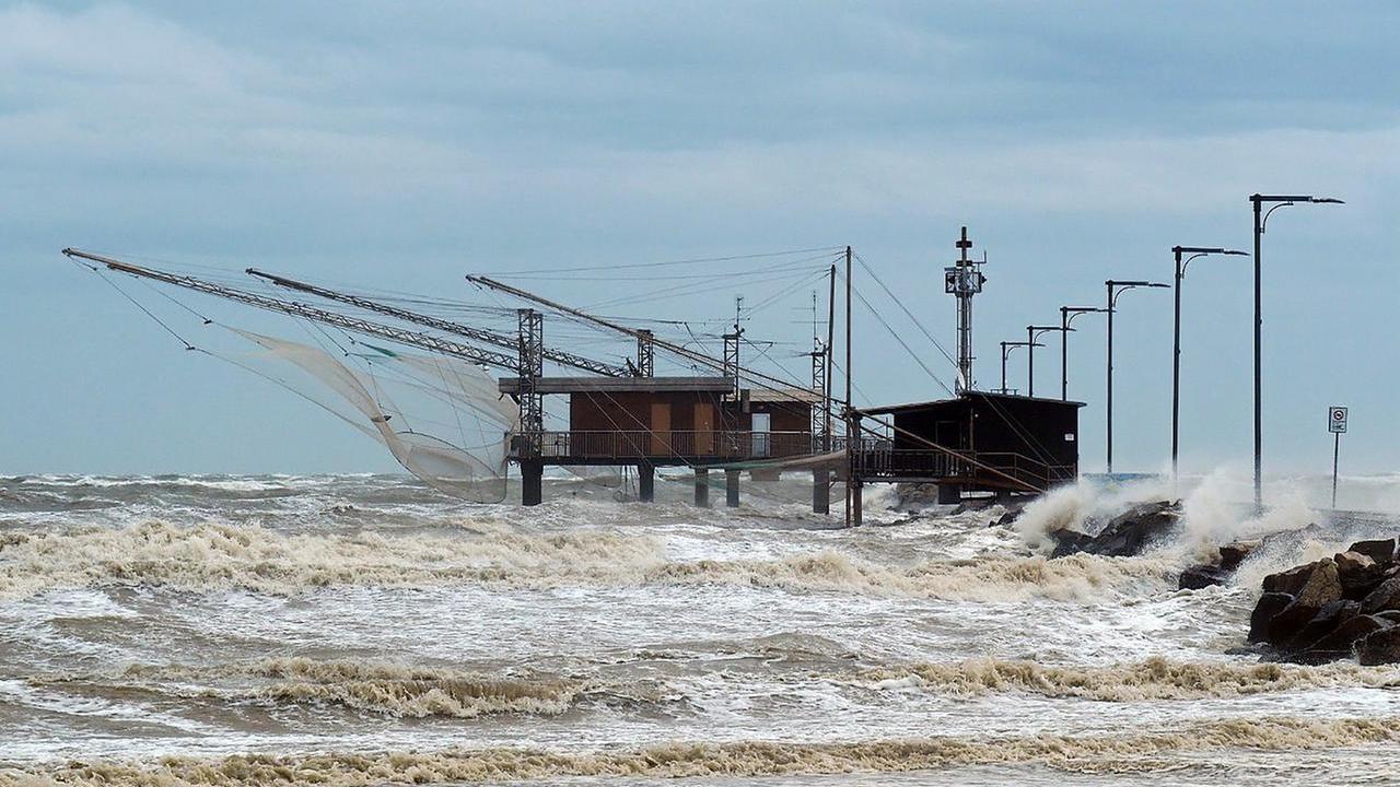 Il mare in tempesta porta via altra spiaggia. E a breve ai Lidi arriverà anche la piena