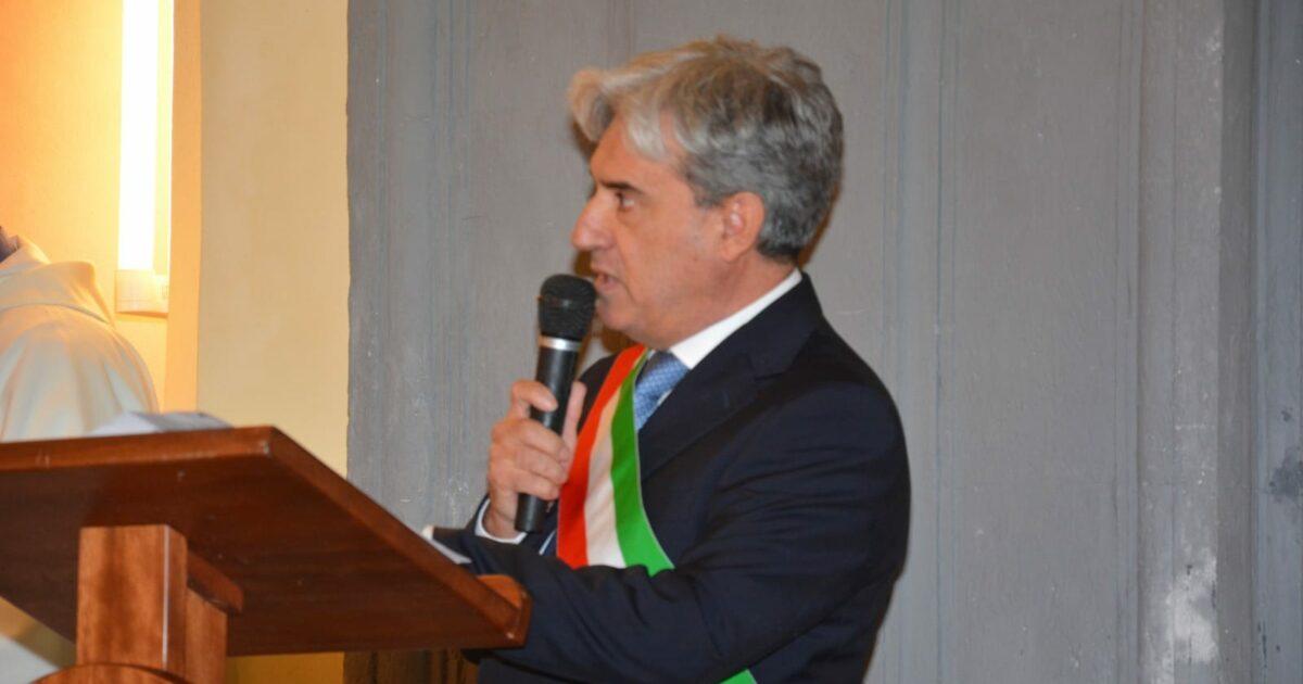 Sindaco aggredito a bastonate sotto casa da uno sconosciuto: è grave