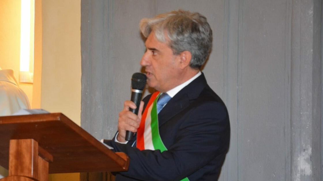 Sindaco aggredito a bastonate sotto casa da uno sconosciuto: è grave