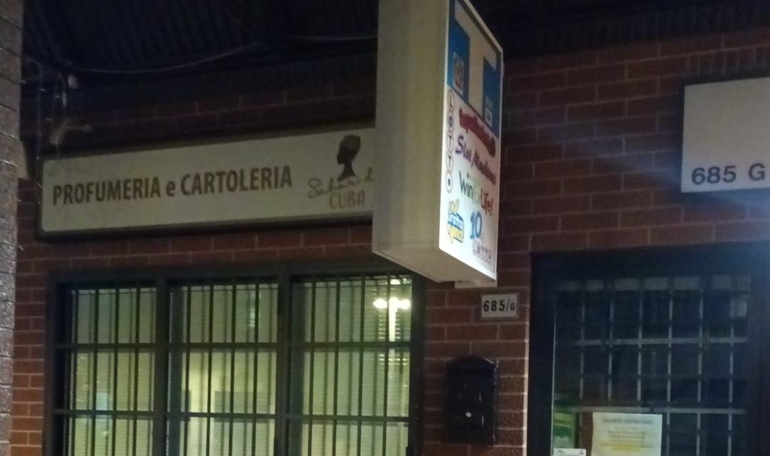 Gruppo di ragazzi blocca un ladro, poi il complice li minaccia con coltello