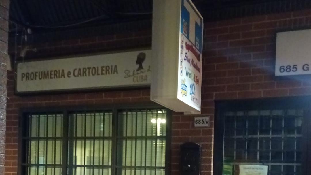 Gruppo di ragazzi blocca un ladro, poi il complice li minaccia con coltello