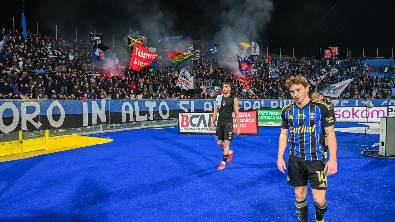 I giocatori sotto la Nord (foto Stick)