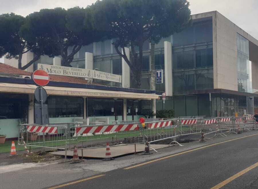 
	Alcune transenne per i cantieri lungo viale Colombo

