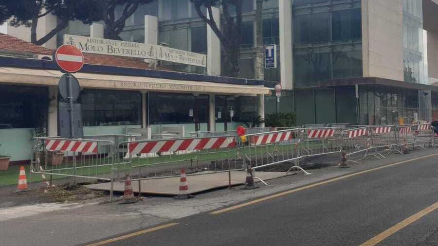 Alcune transenne per i cantieri lungo viale Colombo