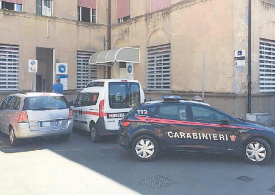 I carabinieri davanti all'ingresso del reparto di psichiatria (foto d'archivio)