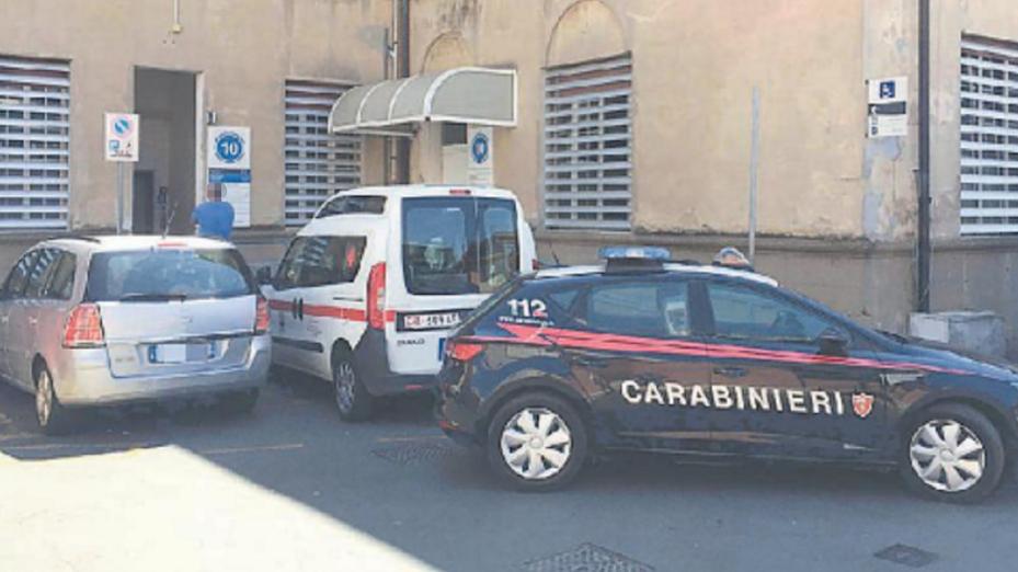 I carabinieri davanti all'ingresso del reparto di psichiatria (foto d'archivio)
