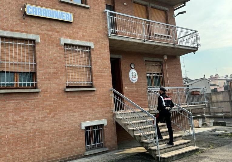 Sbanda contro le auto in sosta e si ferisce