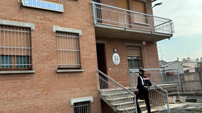 Sbanda contro le auto in sosta e si ferisce