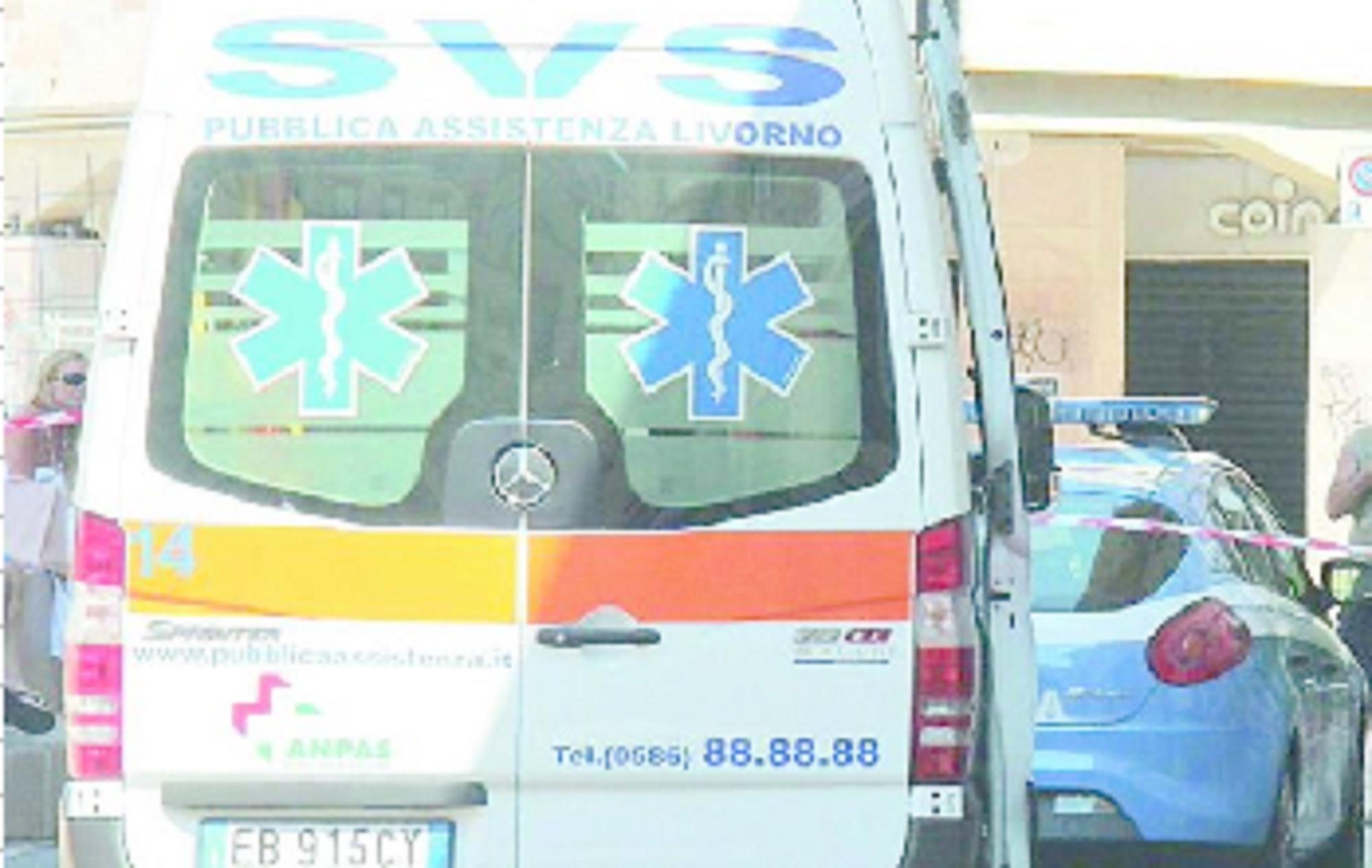 Un'ambulanza della Svs e la polizia in piazza Attias (foto d'archivio)