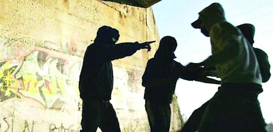 Paolo Mendico suicida a 16 anni, scuola sotto accusa: «Nessun protocollo antibullismo»