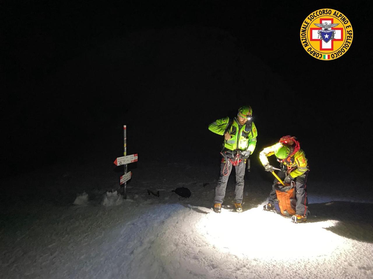 Escursionisti senza ramponi salvati di notte in elicottero sul Cusna
