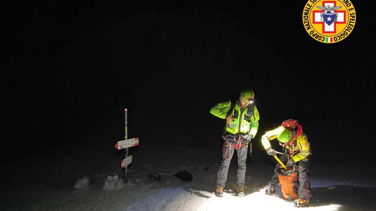 Escursionisti senza ramponi salvati di notte in elicottero sul Cusna