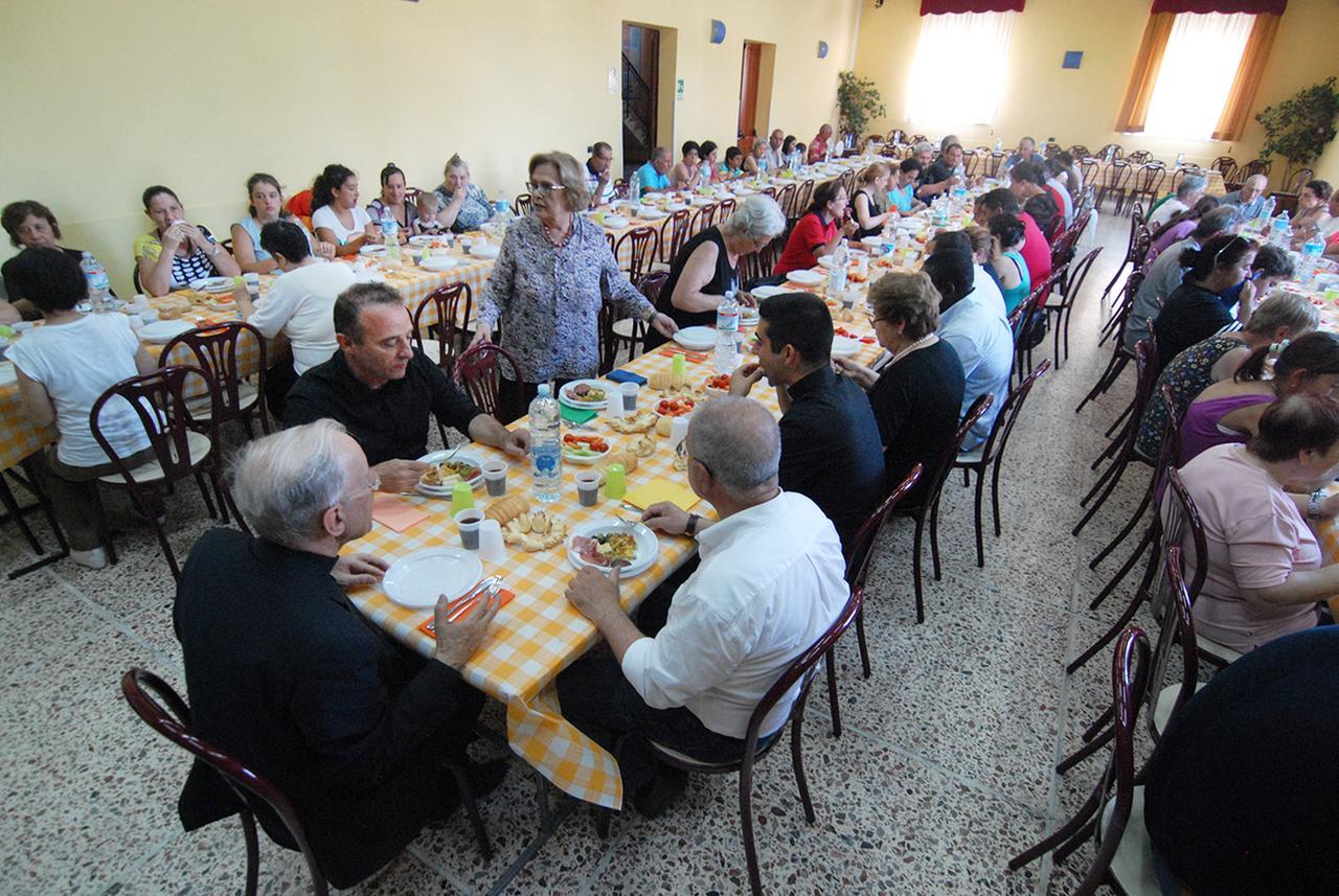 Il Natale oristanese tra i bisognosi: pacchi, giochi e alimenti alla mensa della solidarietà