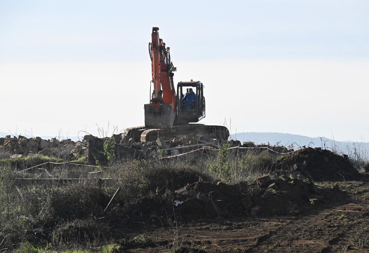 
	Il rudere crollato che provoc&ograve; la morte dei due ragazzini di Nuoro viene demolito - foto di Massimo Locci

