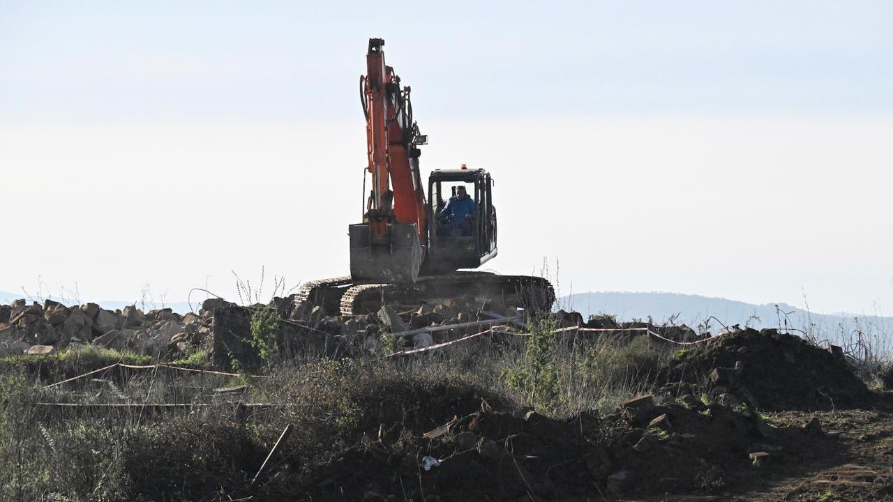 Il rudere crollato che provocò la morte dei due ragazzini di Nuoro viene demolito - foto di Massimo Locci