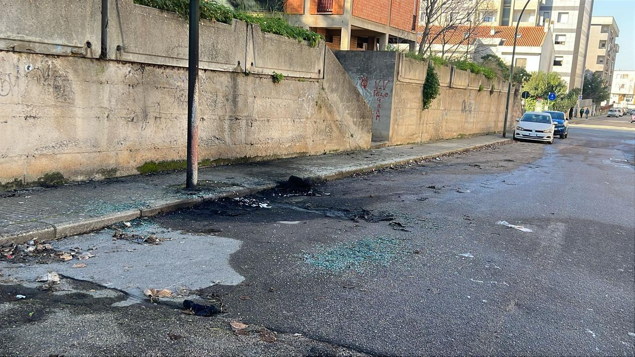 Sassari, incendio nella notte: un’altra auto distrutta dalle fiamme