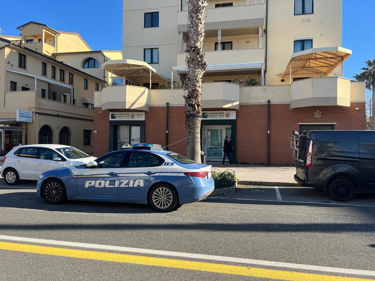 
	La filiale di Castagneto Banca a San Vincenzo in cui &egrave; avvenuta la rapina

