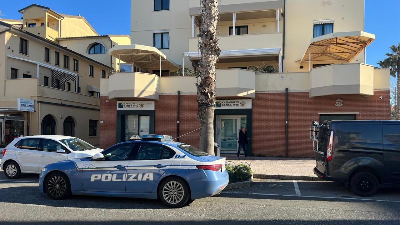 La filiale di Castagneto Banca a San Vincenzo in cui è avvenuta la rapina