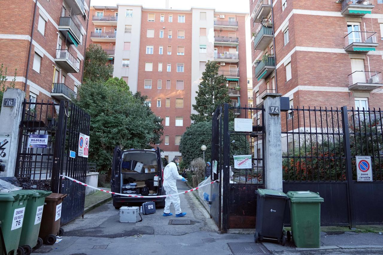 
	Il cortile in via Paruta in cui &egrave; stato trovato il cadavere (foto Lapresse)

