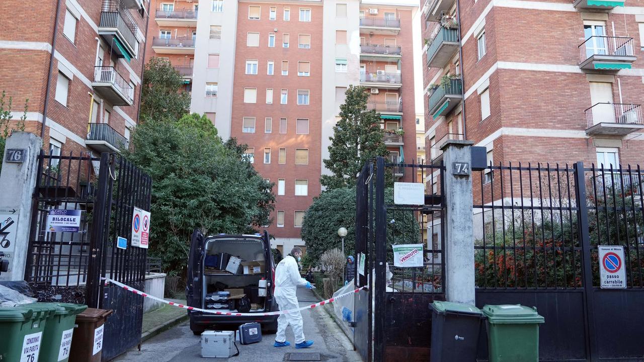 Il cortile in via Paruta in cui è stato trovato il cadavere (foto Lapresse)