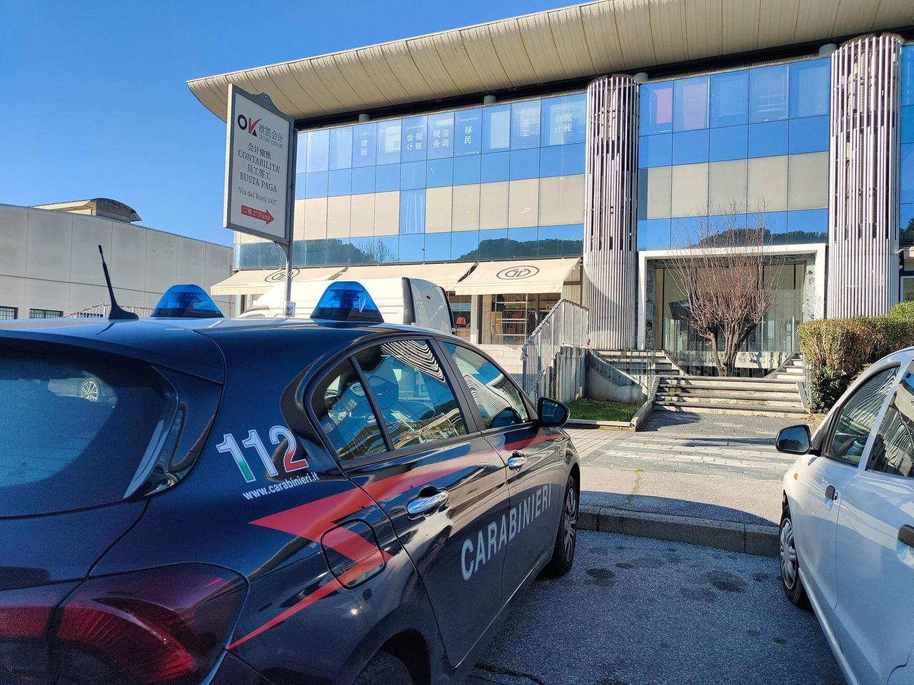 
	I carabinieri davanti al circolo all'interno del quale sono stati esplosi colpi di arma da fuoco (foto Nucci)

