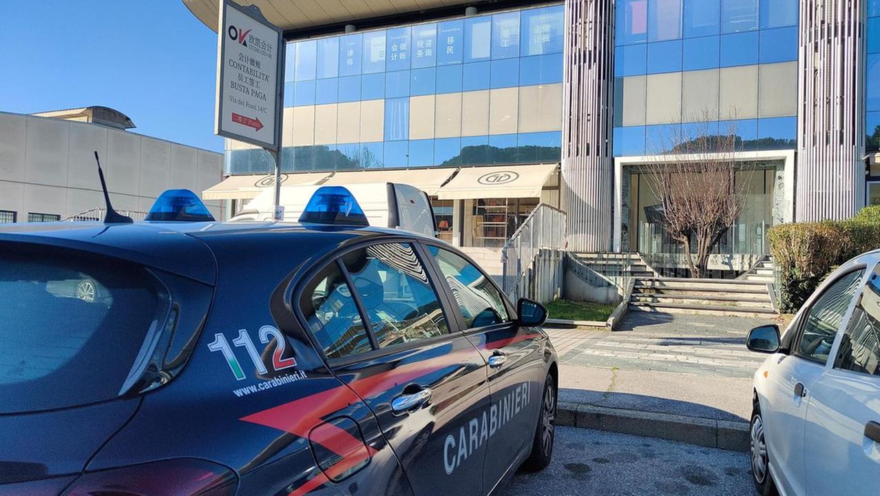 I carabinieri davanti al circolo all'interno del quale sono stati esplosi colpi di arma da fuoco (foto Nucci)
