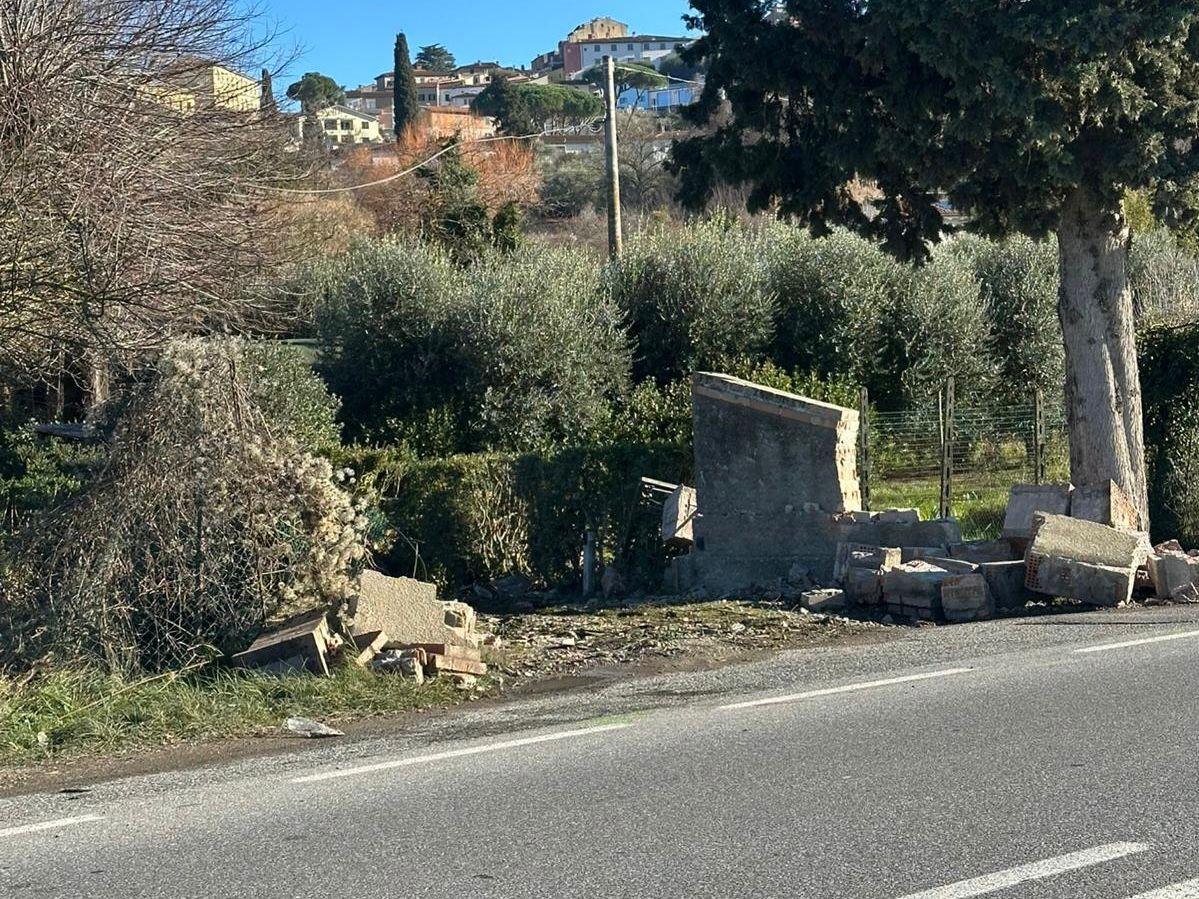 Peccioli, auto sfonda un muro sulla strada e si ribalta: grave una donna di 33 anni