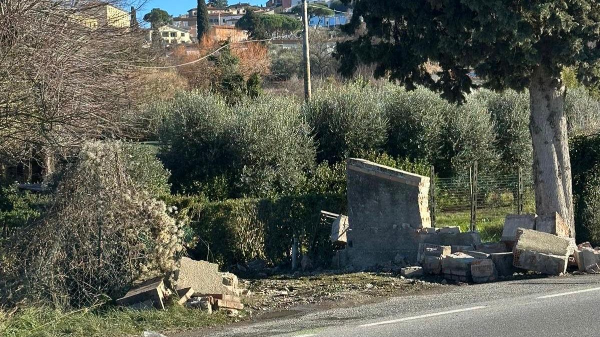 Il muro distrutto dall'auto (foto Stick)